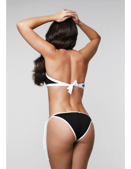 Fehér fürdőruhák