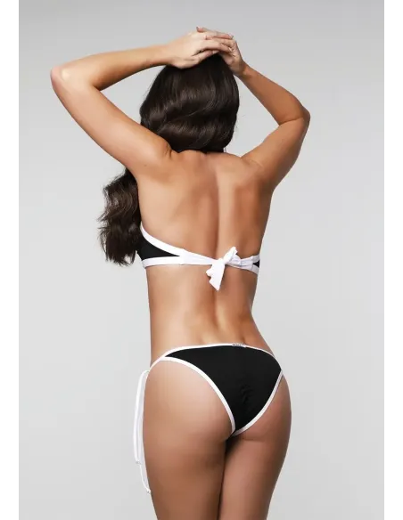 Fehér fürdőruhák